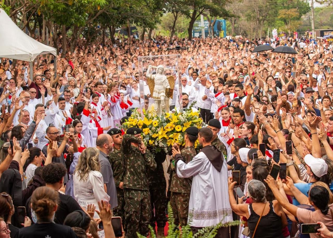 Peregrinação do Instituto Hesed chega a Santarém com imagem de São Miguel vinda da Itália